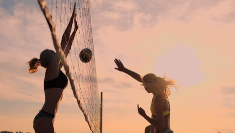 Gruppe-Junger-Mädchen,-Die-Bei-Sonnenuntergang-Oder-Sonnenaufgang-Beachvolleyball-Spielen